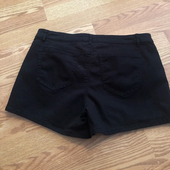 Shorts - Picture 3 of 3